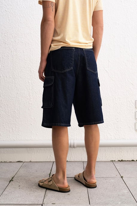 Avslappnade denim midi-shorts med fickor - Image 2