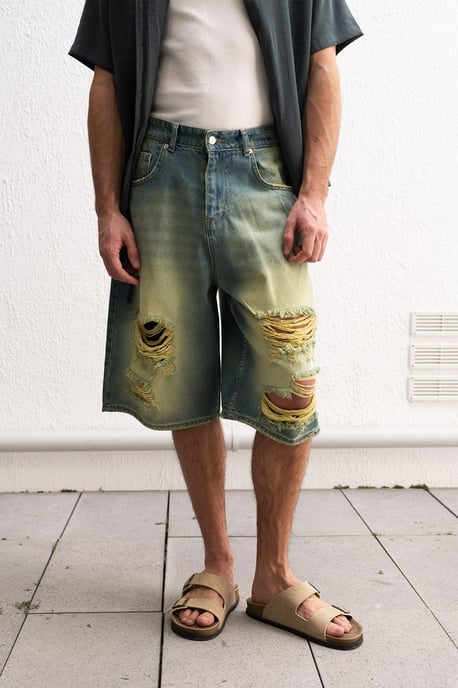 Zara Denim Capri Shorts med förstörda detaljer - Image 1