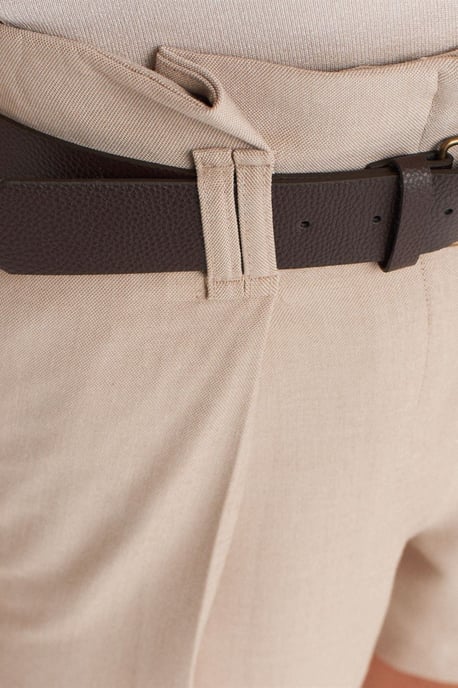 Högmidjade skräddarsydda crepe-shorts med bälte - Image 3