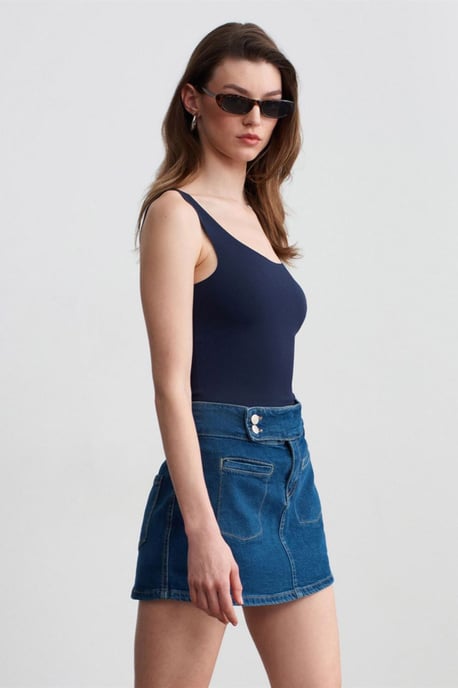 Högmidjad rak mini denimkjol - Image 4