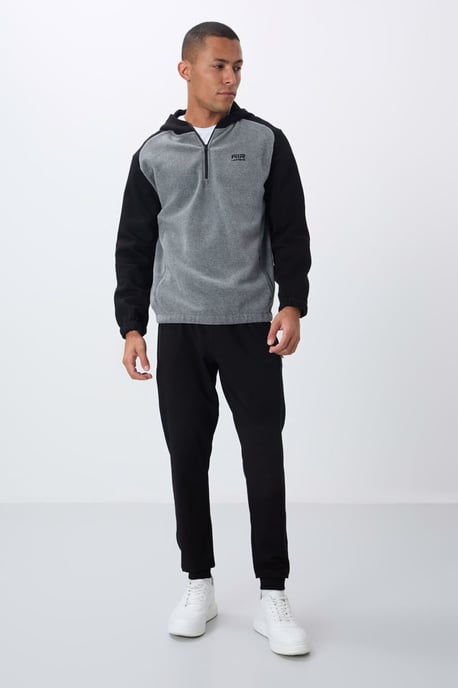 Men's Color-Blocked Half-Zip Plush Sweatshirt - Image 3