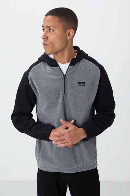 Men's Color-Blocked Half-Zip Plush Sweatshirt - Image 4