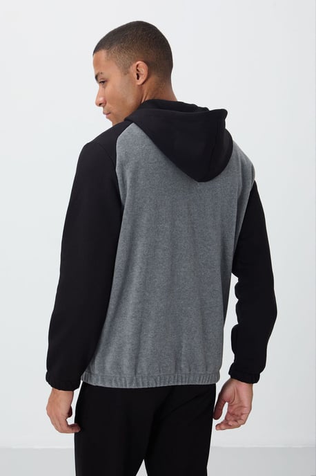 Men's Color-Blocked Half-Zip Plush Sweatshirt - Image 5