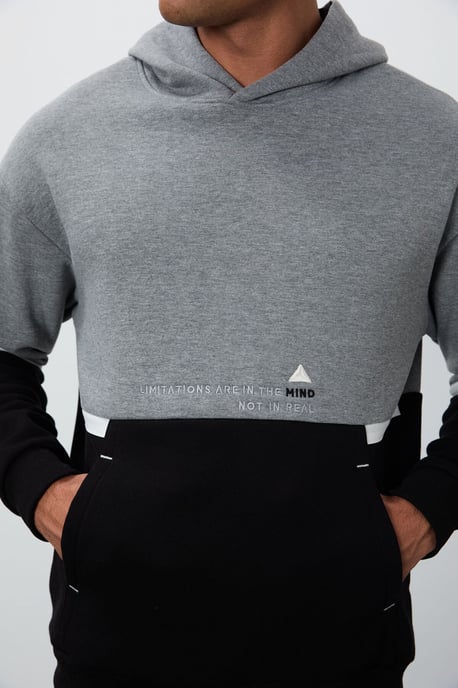 Men's Color-Blocked Hooded Sweatshirt - Image 3