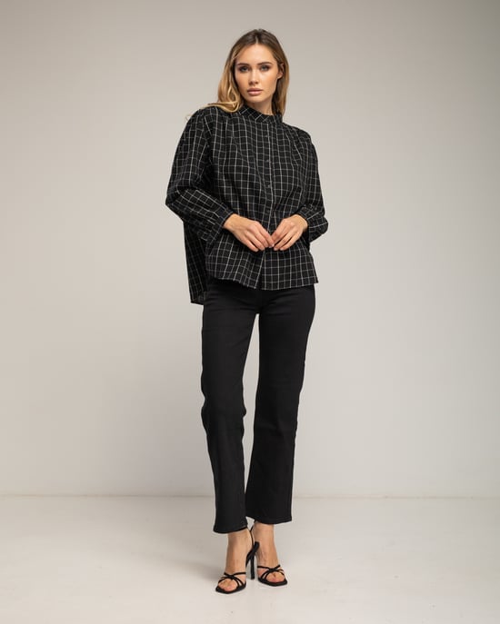 Geruite blouse met opstaande kraag en borduursel op de schouder en rug - Image 4