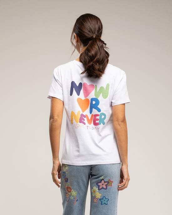 T-shirt med hjärtmönster på framsidan och texten 'Now or never' på ryggen - Image 2