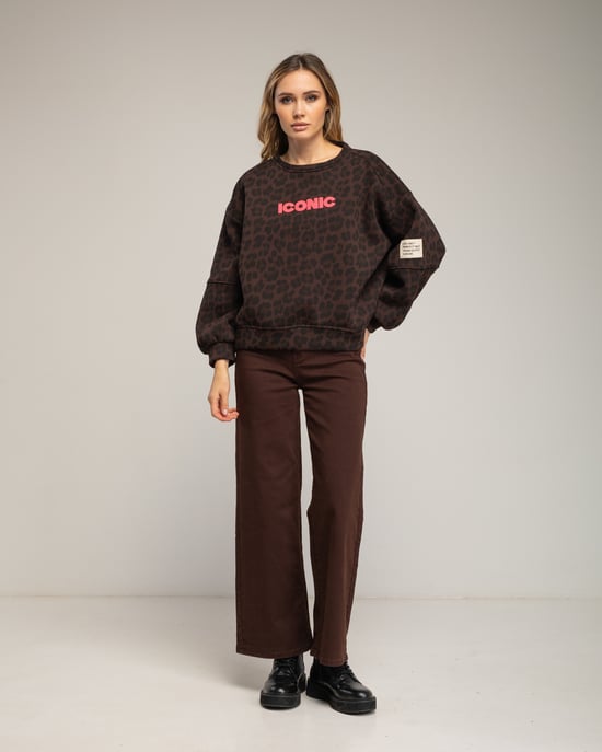 Sweatshirt met dierenprint en de tekst 'iconic' in neonkleur. - Image 4