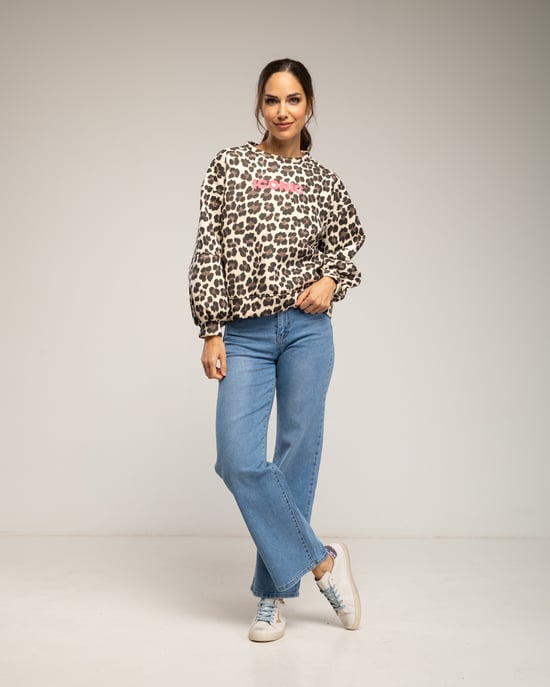Sweatshirt met dierenprint en de tekst 'iconic' in neonkleur. - Image 4