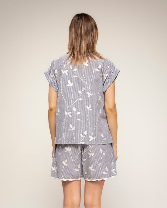 Gestreepte blouse met borduursels en korte mouwen met omslag - Image 2