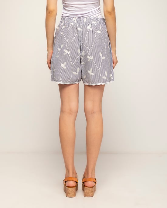 Gestreepte short met borduursel, ajourwerk-detail en een gerimpelde taille - Image 3