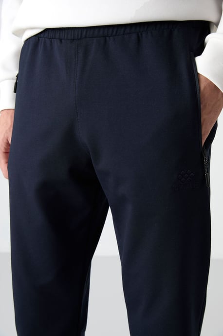 Herrsolid färgad sweatpants med dragkedja ficka - Image 3