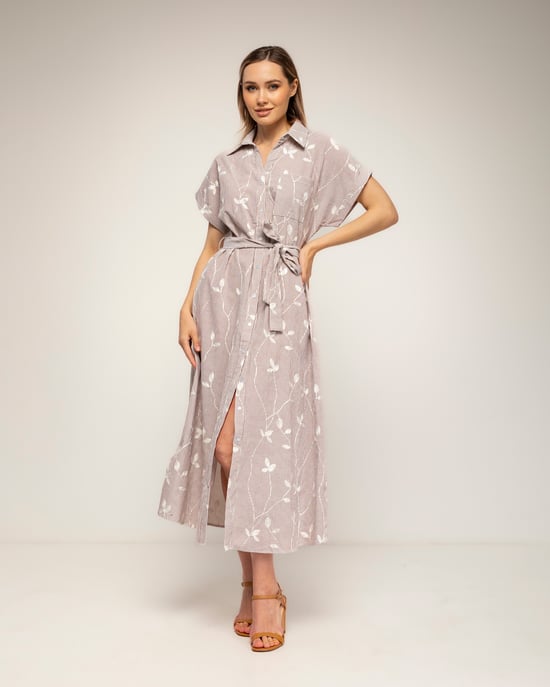 Gestreepte midi-blousejurk met borduursels en een riem - Image 1