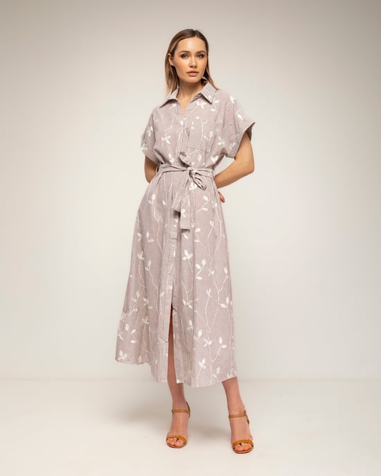 Gestreepte midi-blousejurk met borduursels en een riem - Image 2