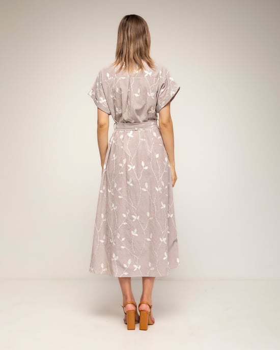 Gestreepte midi-blousejurk met borduursels en een riem - Image 3