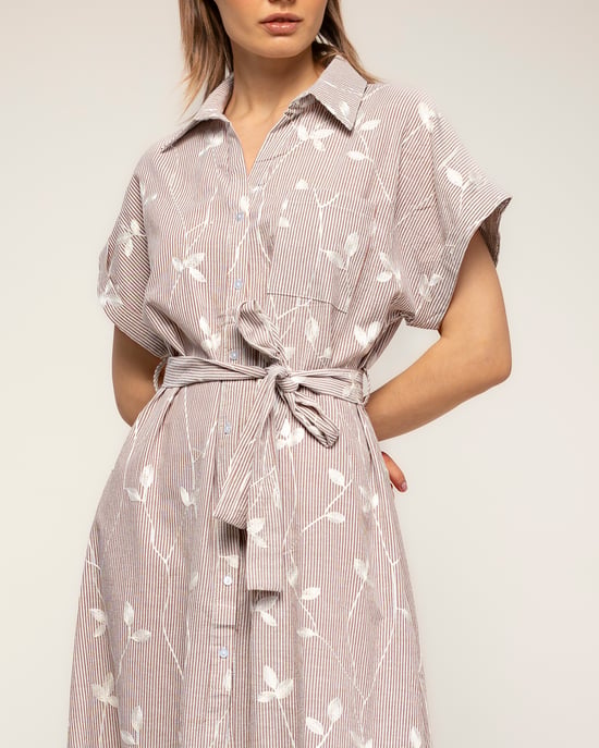 Gestreepte midi-blousejurk met borduursels en een riem - Image 4