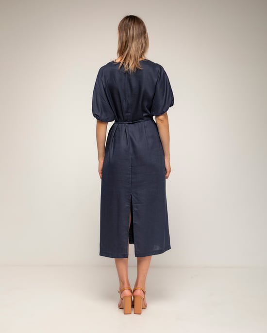 Oversized jurk met gerimpelde mouwen, V-hals en een losse ceintuur - Image 3