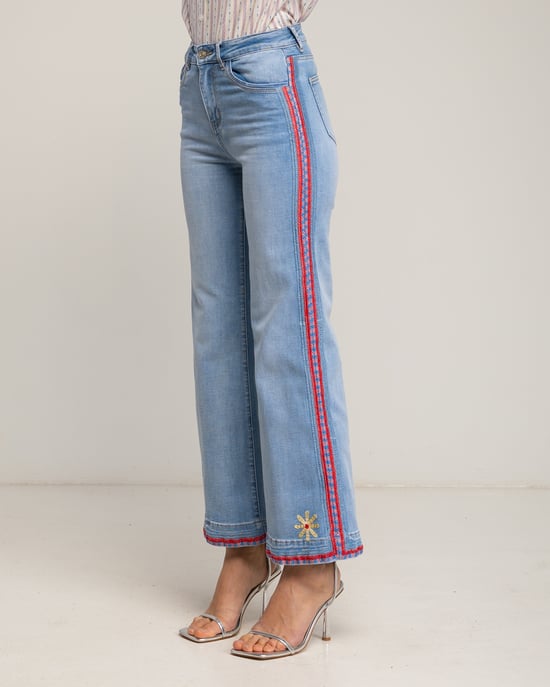 Straight fit jeans met borduursels aan de zijkant en bloemen aan de zoom. - Image 4
