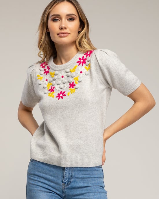 Kortärmad stickad tröja med broderade blommor och rynkning på axeln - Image 3