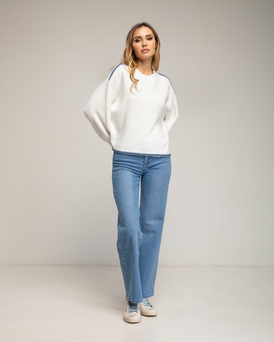 Oversized gebreide trui met stikseldetails aan de zoom en op de schouders. - Image 4