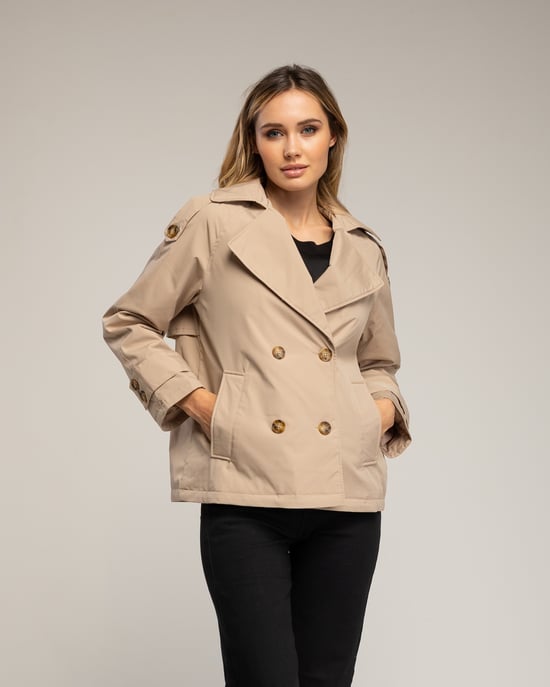 Korte gewatteerde trenchcoat met dubbele knopenrij, zijzakken en een uitlopende achterkant - Image 1