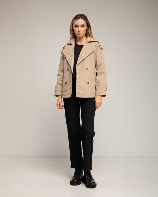 Korte gewatteerde trenchcoat met dubbele knopenrij, zijzakken en een uitlopende achterkant - Image 4