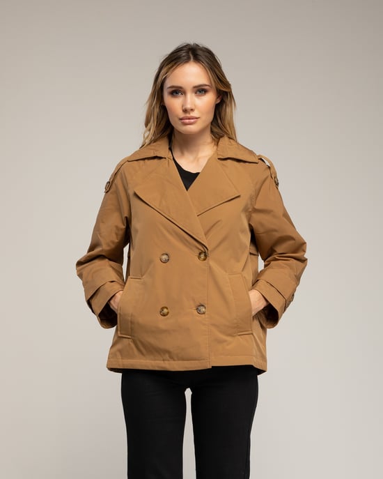 Korte gewatteerde trenchcoat met dubbele knopenrij, zijzakken en een uitlopende achterkant - Image 1