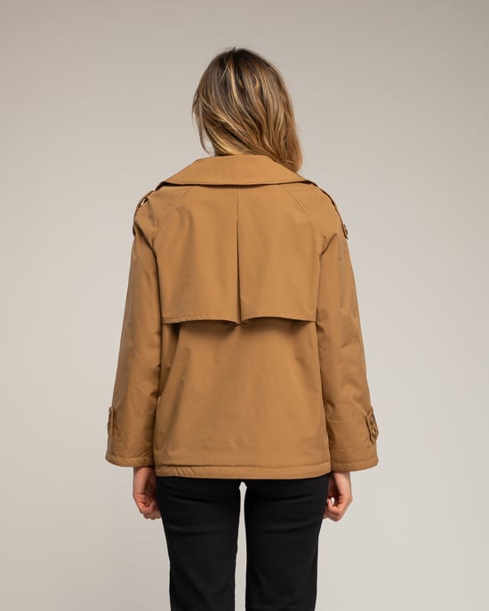 Korte gewatteerde trenchcoat met dubbele knopenrij, zijzakken en een uitlopende achterkant - Image 2