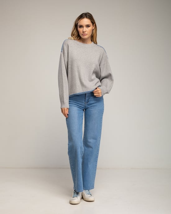 Oversized gebreide trui met stikseldetails aan de zoom en op de schouders. - Image 4