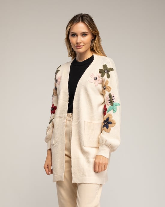 Lang gebreid vest met geborduurde bloemen op de mouwen en steekzakken aan de voorkant. - Image 1