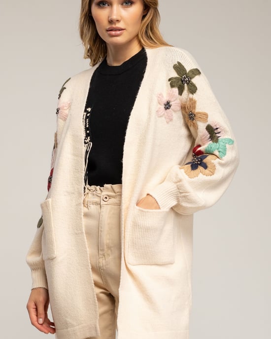 Lang gebreid vest met geborduurde bloemen op de mouwen en steekzakken aan de voorkant. - Image 3