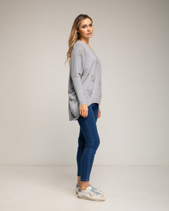 Lång oversize-stickad tröja med påsydda tygstjärnor och strass - Image 4