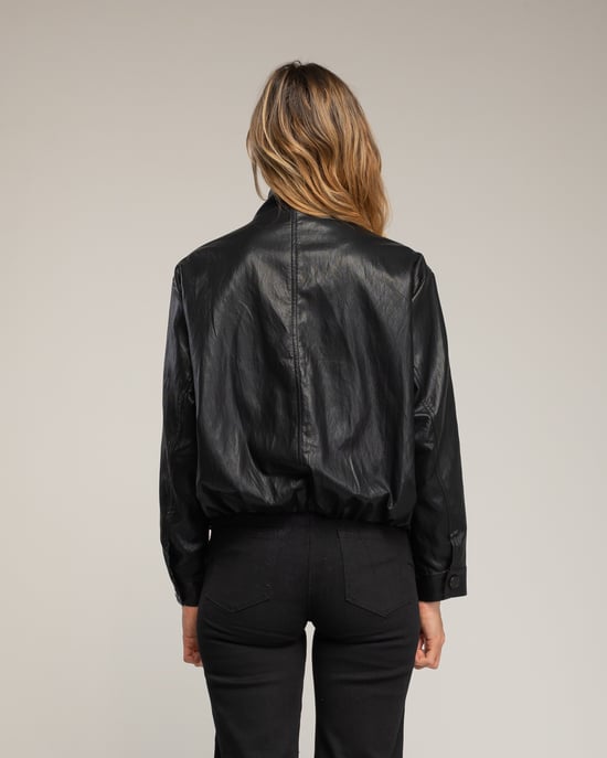 Oversized imitatielederen jas met dubbele knopenrij, een rimpeling in de taille en een gespsluiting bij de kraag. - Image 2