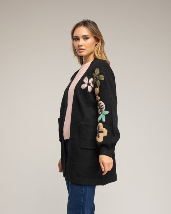Lang gebreid vest met geborduurde bloemen op de mouwen en steekzakken aan de voorkant. - Image 3