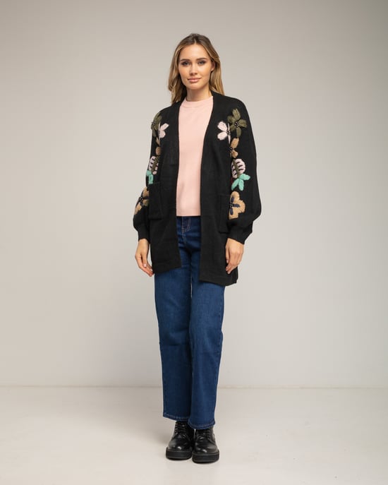 Lang gebreid vest met geborduurde bloemen op de mouwen en steekzakken aan de voorkant. - Image 4