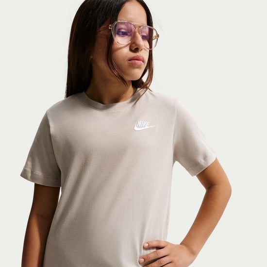 Nike Kinderen Futura Klassiek Logo Regular T-shirt (Crème) - Image 3