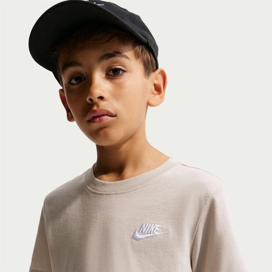 Nike Kinderen Futura Klassiek Logo Regular T-shirt (Crème) - Image 4