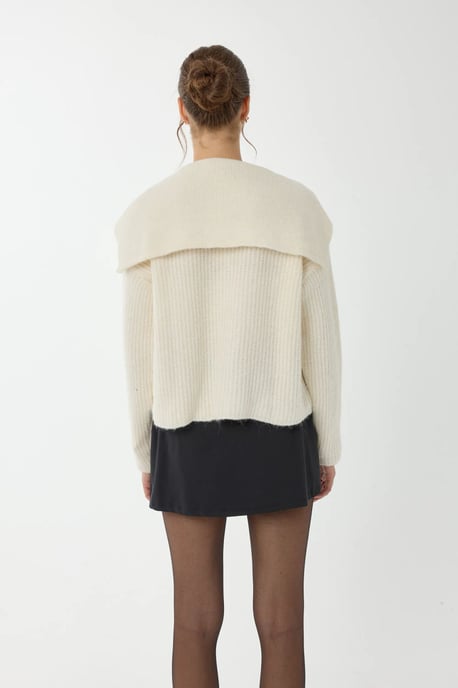 Relaxed Fit Buttoned Knit Cardigan - Image 4