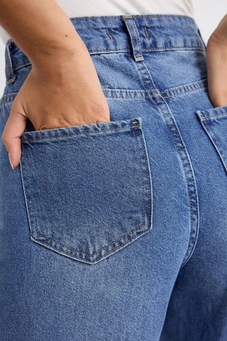 High-Waist Wide-Leg Jeans - Image 5