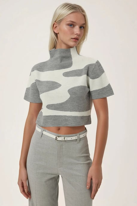 Abstrakt Stickad Topp - Image 1