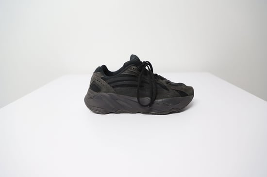 Yeezy Boost 700 V2 Vanta i svart gummi - Image 1