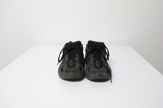 Yeezy Boost 700 V2 Vanta i svart gummi - Image 2