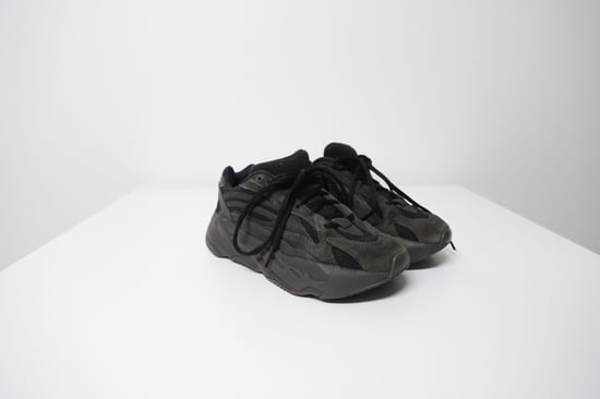 Yeezy Boost 700 V2 Vanta i svart gummi - Image 3