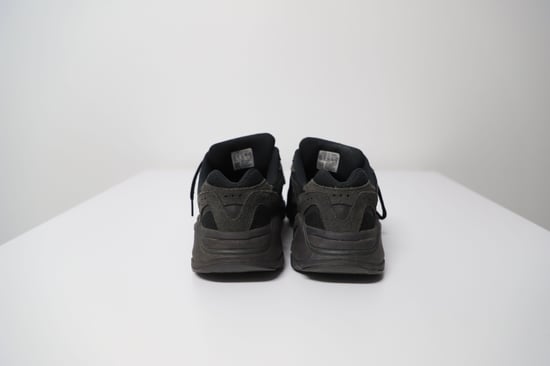 Yeezy Boost 700 V2 Vanta i svart gummi - Image 4