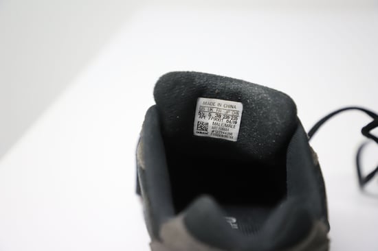 Yeezy Boost 700 V2 Vanta i svart gummi - Image 6