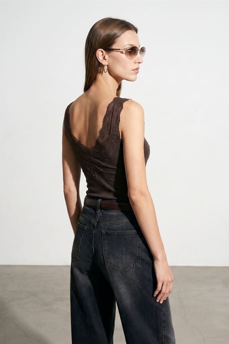 Getailleerd Mouwloos Kantblouse - Image 2