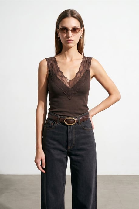 Getailleerd Mouwloos Kantblouse - Image 3