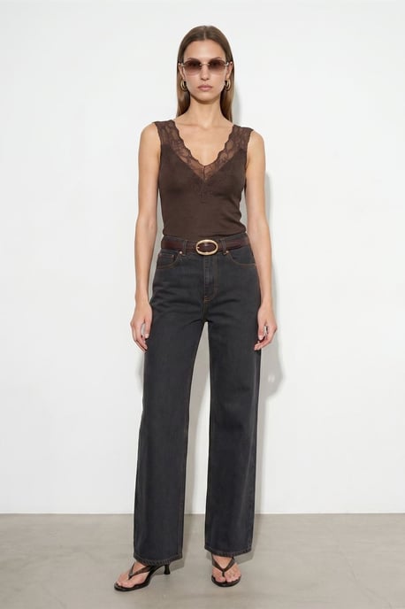 Getailleerd Mouwloos Kantblouse - Image 4