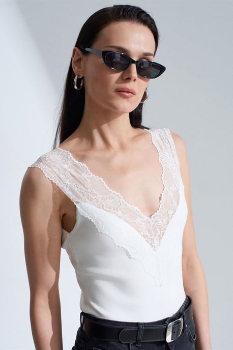 Aansluitende Mouwloze Kant Blouse - Image 3