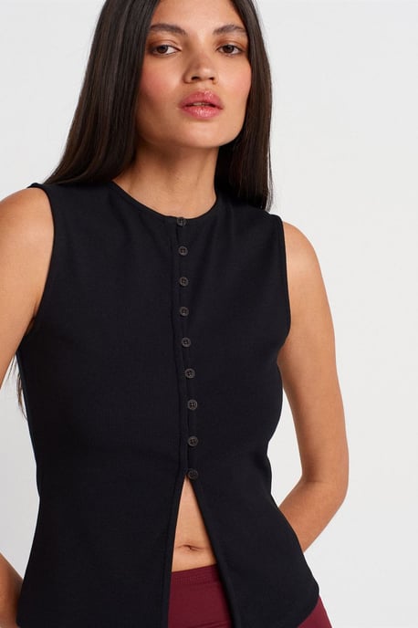 Ribbad ärmlös blus med knäppning fram - Image 3