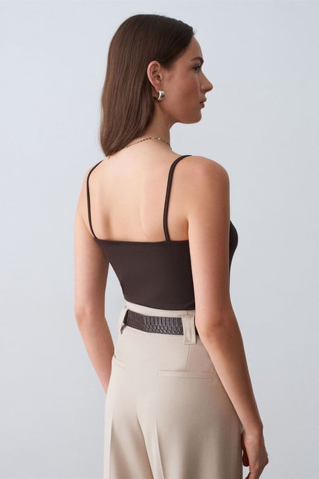 Slim-fit ärmlös blus med fyrkantig halsringning - Image 3
